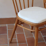 Paire de chaises vintage en hêtre massif des années 60 avec assise en tissu bouclette clair, design Antonín Šuman pour Tatra Nabytok, présentées seules et en mise en situation.