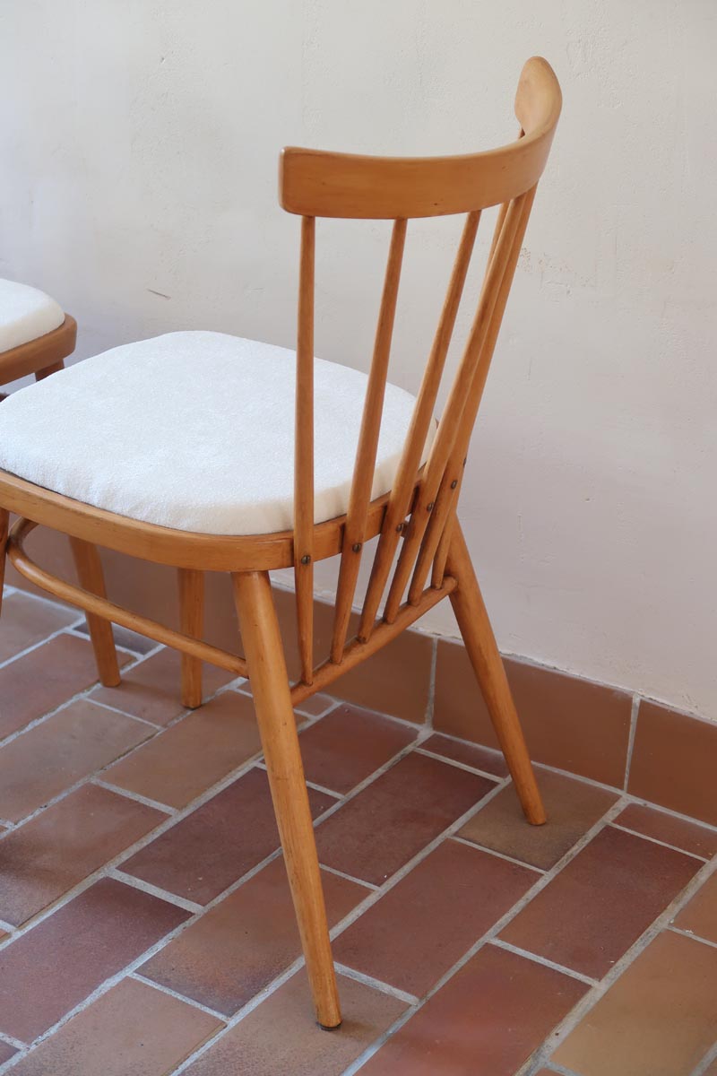 Paire de chaises vintage en hêtre massif des années 60 avec assise en tissu bouclette clair, design Antonín Šuman pour Tatra Nabytok, présentées seules et en mise en situation.