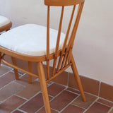 Paire de chaises vintage en hêtre massif des années 60 avec assise en tissu bouclette clair, design Antonín Šuman pour Tatra Nabytok, présentées seules et en mise en situation.