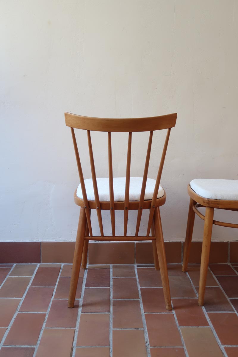 Paire de chaises vintage en hêtre massif des années 60 avec assise en tissu bouclette clair, design Antonín Šuman pour Tatra Nabytok, présentées seules et en mise en situation.