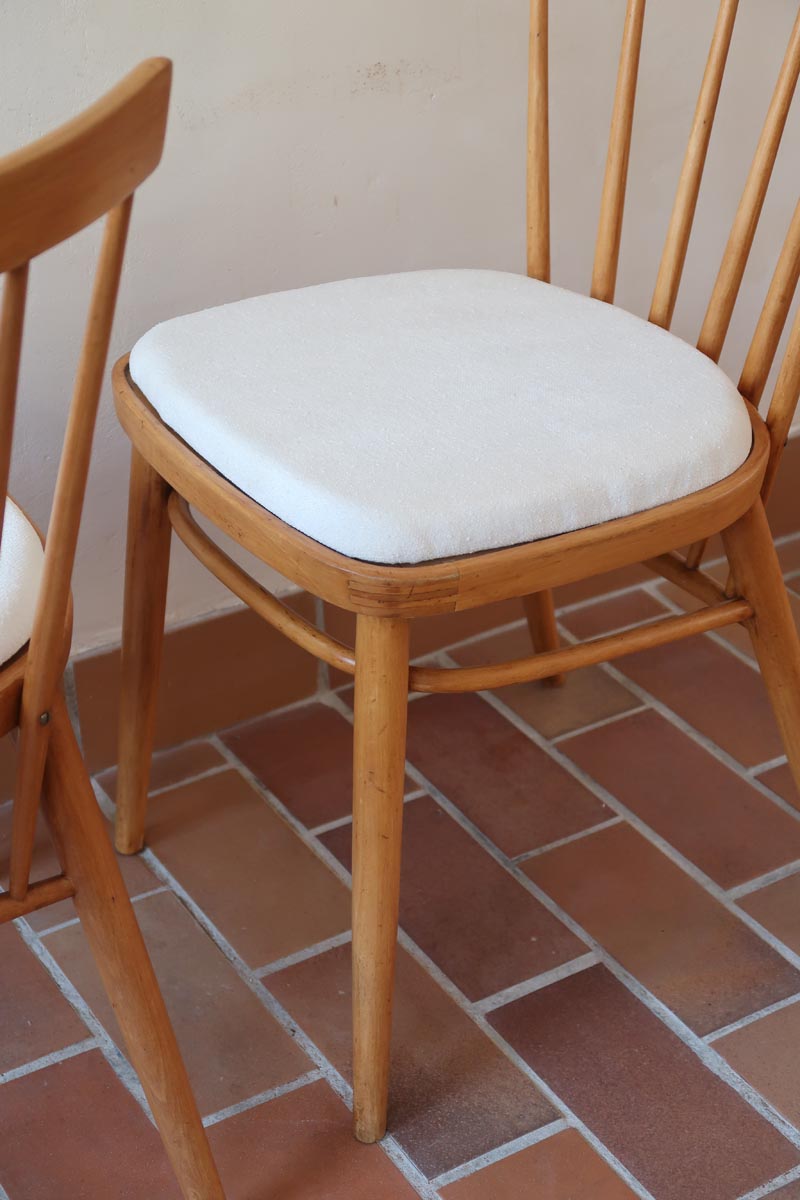 Paire de chaises vintage en hêtre massif des années 60 avec assise en tissu bouclette clair, design Antonín Šuman pour Tatra Nabytok, présentées seules et en mise en situation.