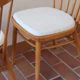 Paire de chaises vintage en hêtre massif des années 60 avec assise en tissu bouclette clair, design Antonín Šuman pour Tatra Nabytok, présentées seules et en mise en situation.