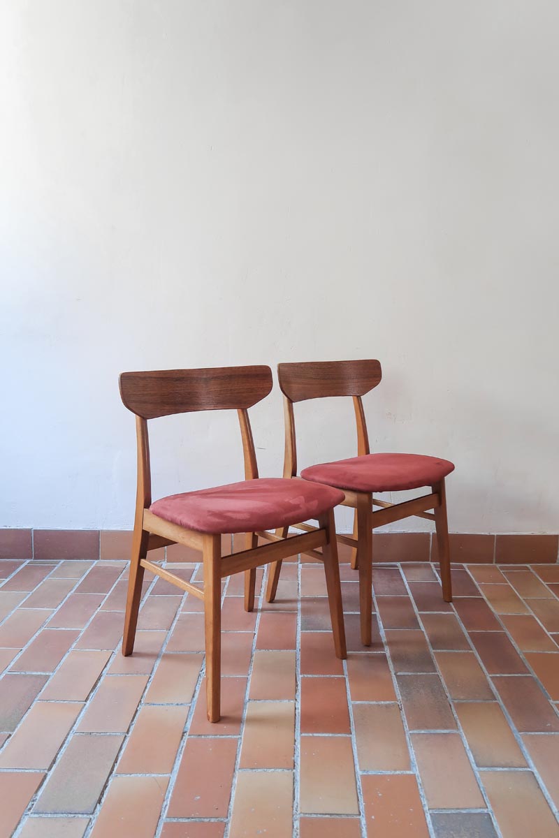 Paire de chaises Farstrup scandinaves des années 60, dos courbe en teck et assise en tissu rouge, design danois mid-century.