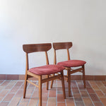 Paire de chaises Farstrup scandinaves des années 60, dos courbe en teck et assise en tissu rouge, design danois mid-century.