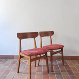 Paire de chaises Farstrup scandinaves des années 60, dos courbe en teck et assise en tissu rouge, design danois mid-century.