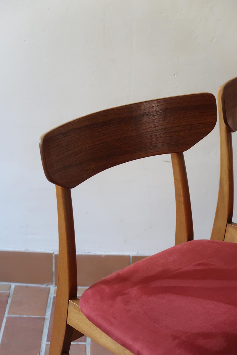 Paire de chaises Farstrup scandinaves des années 60, dos courbe en teck et assise en tissu rouge, design danois mid-century.