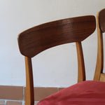 Paire de chaises Farstrup scandinaves des années 60, dos courbe en teck et assise en tissu rouge, design danois mid-century.
