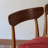 Paire de chaises Farstrup scandinaves des années 60, dos courbe en teck et assise en tissu rouge, design danois mid-century.