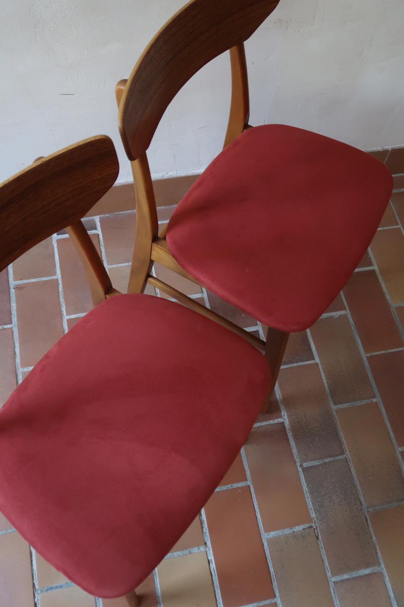 Paire de chaises Farstrup scandinaves des années 60, dos courbe en teck et assise en tissu rouge, design danois mid-century.