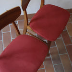 Paire de chaises Farstrup scandinaves des années 60, dos courbe en teck et assise en tissu rouge, design danois mid-century.
