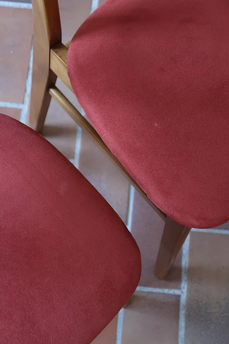 Paire de chaises Farstrup scandinaves des années 60, dos courbe en teck et assise en tissu rouge, design danois mid-century.