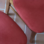 Paire de chaises Farstrup scandinaves des années 60, dos courbe en teck et assise en tissu rouge, design danois mid-century.