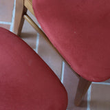 Paire de chaises Farstrup scandinaves des années 60, dos courbe en teck et assise en tissu rouge, design danois mid-century.