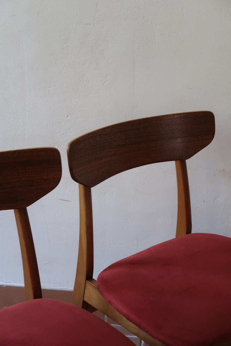 Paire de chaises Farstrup scandinaves des années 60, dos courbe en teck et assise en tissu rouge, design danois mid-century.