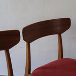 Paire de chaises Farstrup scandinaves des années 60, dos courbe en teck et assise en tissu rouge, design danois mid-century.