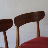Paire de chaises Farstrup scandinaves des années 60, dos courbe en teck et assise en tissu rouge, design danois mid-century.