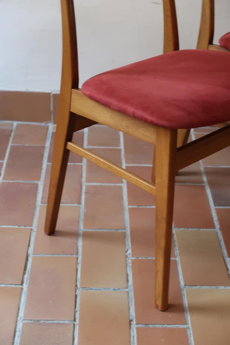 Paire de chaises Farstrup scandinaves des années 60, dos courbe en teck et assise en tissu rouge, design danois mid-century.