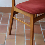 Paire de chaises Farstrup scandinaves des années 60, dos courbe en teck et assise en tissu rouge, design danois mid-century.