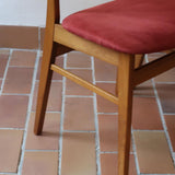 Paire de chaises Farstrup scandinaves des années 60, dos courbe en teck et assise en tissu rouge, design danois mid-century.