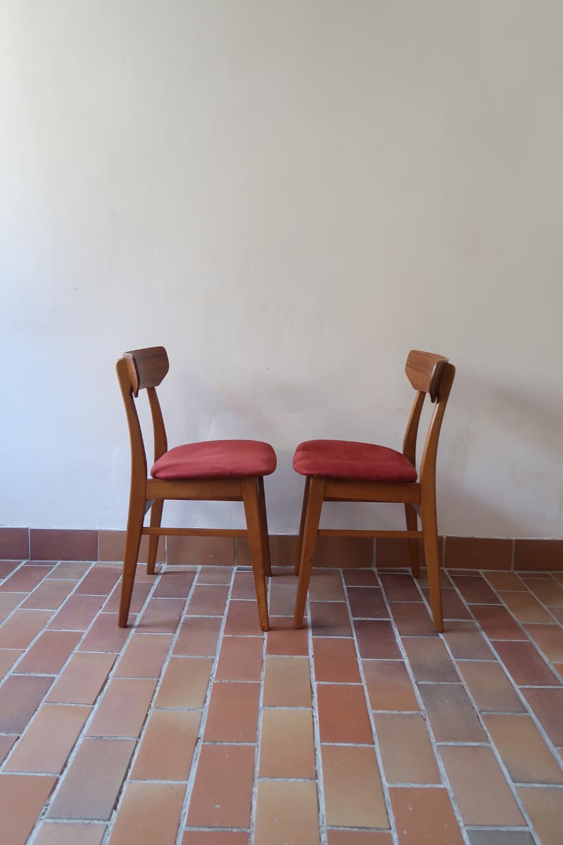 Paire de chaises Farstrup scandinaves des années 60, dos courbe en teck et assise en tissu rouge, design danois mid-century.