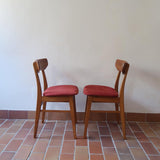 Paire de chaises Farstrup scandinaves des années 60, dos courbe en teck et assise en tissu rouge, design danois mid-century.
