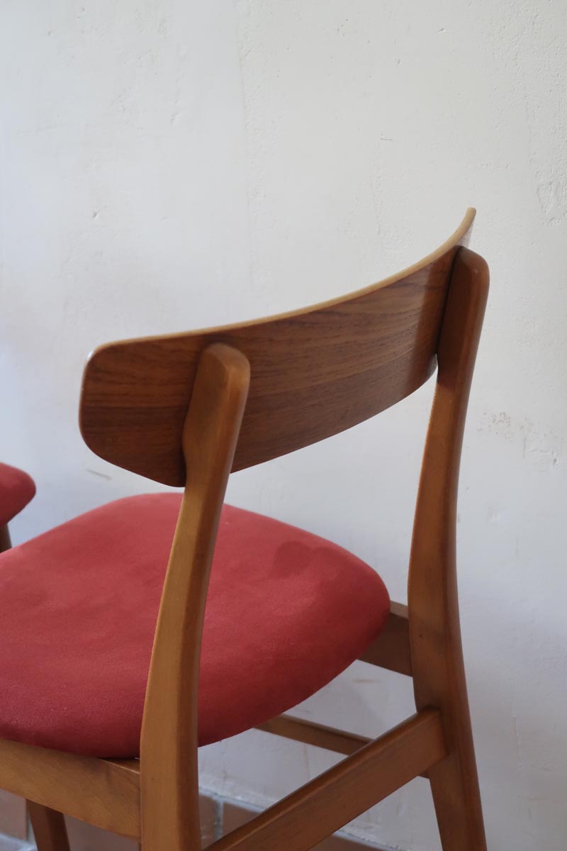 Paire de chaises Farstrup scandinaves des années 60, dos courbe en teck et assise en tissu rouge, design danois mid-century.