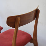 Paire de chaises Farstrup scandinaves des années 60, dos courbe en teck et assise en tissu rouge, design danois mid-century.