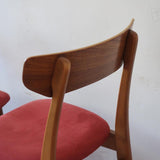 Paire de chaises Farstrup scandinaves des années 60, dos courbe en teck et assise en tissu rouge, design danois mid-century.