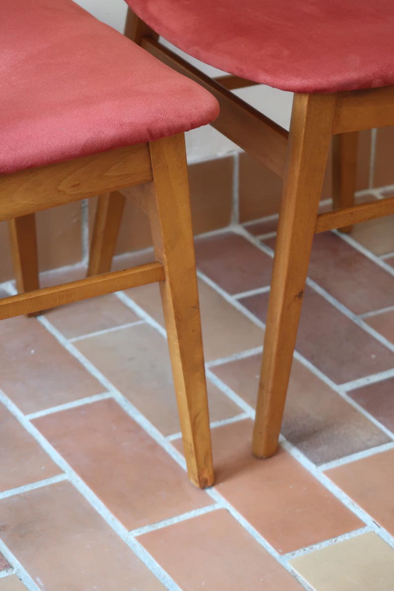 Paire de chaises Farstrup scandinaves des années 60, dos courbe en teck et assise en tissu rouge, design danois mid-century.