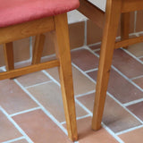 Paire de chaises Farstrup scandinaves des années 60, dos courbe en teck et assise en tissu rouge, design danois mid-century.