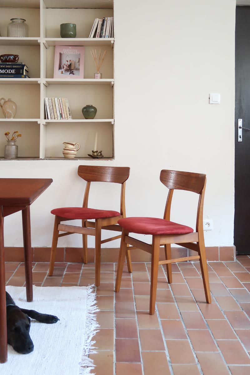 Paire de chaises Farstrup scandinaves des années 60, dos courbe en teck et assise en tissu rouge, design danois mid-century.