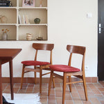 Paire de chaises Farstrup scandinaves des années 60, dos courbe en teck et assise en tissu rouge, design danois mid-century.