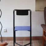 Chaise Kaa vintage par Francesco Soro années 80, tube d'acier laqué noir cintré d'un seul trait formant piétement et dossier, traverse en X au sol, assise en métal laqué bleu outremer