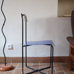 Chaise Kaa vintage par Francesco Soro années 80, tube d'acier laqué noir cintré d'un seul trait formant piétement et dossier, traverse en X au sol, assise en métal laqué bleu outremer