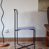 Chaise Kaa vintage par Francesco Soro années 80, tube d'acier laqué noir cintré d'un seul trait formant piétement et dossier, traverse en X au sol, assise en métal laqué bleu outremer