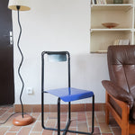 Chaise Kaa vintage par Francesco Soro années 80, tube d'acier laqué noir cintré d'un seul trait formant piétement et dossier, traverse en X au sol, assise en métal laqué bleu outremer