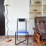 Chaise Kaa vintage par Francesco Soro années 80, tube d'acier laqué noir cintré d'un seul trait formant piétement et dossier, traverse en X au sol, assise en métal laqué bleu outremer