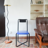 Chaise Kaa vintage par Francesco Soro années 80, tube d'acier laqué noir cintré d'un seul trait formant piétement et dossier, traverse en X au sol, assise en métal laqué bleu outremer
