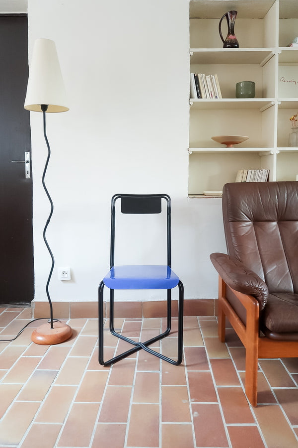 Chaise Kaa vintage par Francesco Soro années 80, tube d'acier laqué noir cintré d'un seul trait formant piétement et dossier, traverse en X au sol, assise en métal laqué bleu outremer