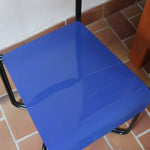 Chaise Kaa vintage par Francesco Soro années 80, tube d'acier laqué noir cintré d'un seul trait formant piétement et dossier, traverse en X au sol, assise en métal laqué bleu outremer