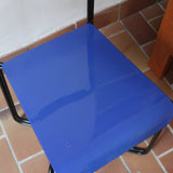 Chaise Kaa vintage par Francesco Soro années 80, tube d'acier laqué noir cintré d'un seul trait formant piétement et dossier, traverse en X au sol, assise en métal laqué bleu outremer