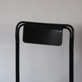 Chaise Kaa vintage par Francesco Soro années 80, tube d'acier laqué noir cintré d'un seul trait formant piétement et dossier, traverse en X au sol, assise en métal laqué bleu outremer