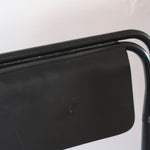 Chaise Kaa vintage par Francesco Soro années 80, tube d'acier laqué noir cintré d'un seul trait formant piétement et dossier, traverse en X au sol, assise en métal laqué bleu outremer