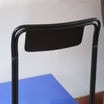 Chaise Kaa vintage par Francesco Soro années 80, tube d'acier laqué noir cintré d'un seul trait formant piétement et dossier, traverse en X au sol, assise en métal laqué bleu outremer