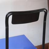 Chaise Kaa vintage par Francesco Soro années 80, tube d'acier laqué noir cintré d'un seul trait formant piétement et dossier, traverse en X au sol, assise en métal laqué bleu outremer