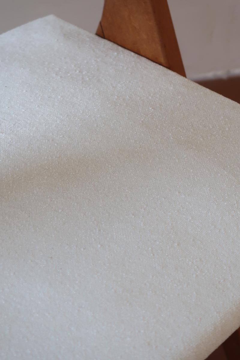 Deux chaises vintage en hêtre massif des années 50 avec assise en tissu bouclette clair, design épuré à la René-Jean Caillette, présentées seules et en mise en situation.