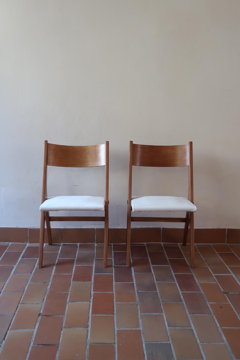 Deux chaises vintage en hêtre massif des années 50 avec assise en tissu bouclette clair, design épuré à la René-Jean Caillette, présentées seules et en mise en situation.