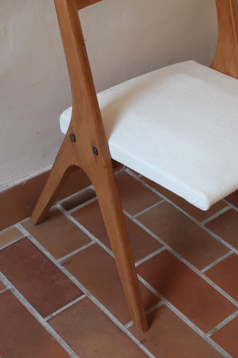 Deux chaises vintage en hêtre massif des années 50 avec assise en tissu bouclette clair, design épuré à la René-Jean Caillette, présentées seules et en mise en situation.