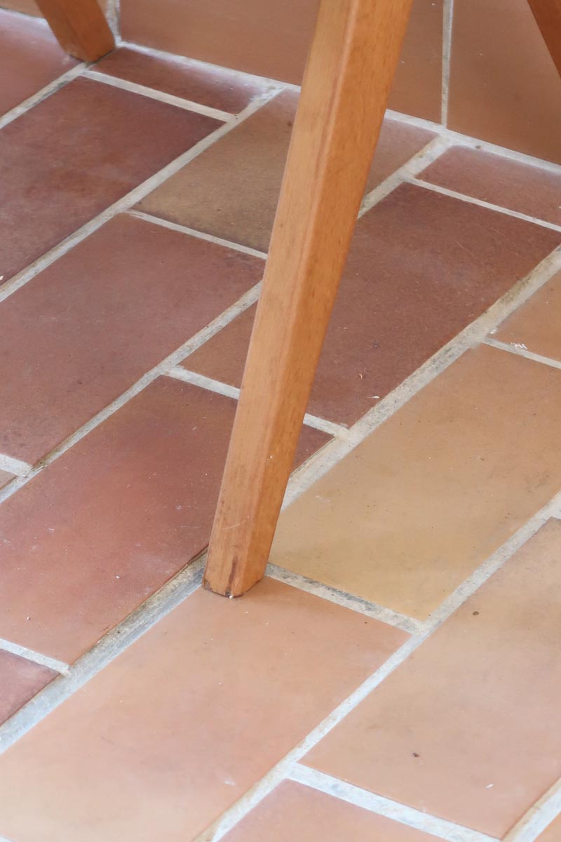 Deux chaises vintage en hêtre massif des années 50 avec assise en tissu bouclette clair, design épuré à la René-Jean Caillette, présentées seules et en mise en situation.