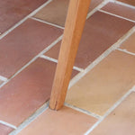 Deux chaises vintage en hêtre massif des années 50 avec assise en tissu bouclette clair, design épuré à la René-Jean Caillette, présentées seules et en mise en situation.